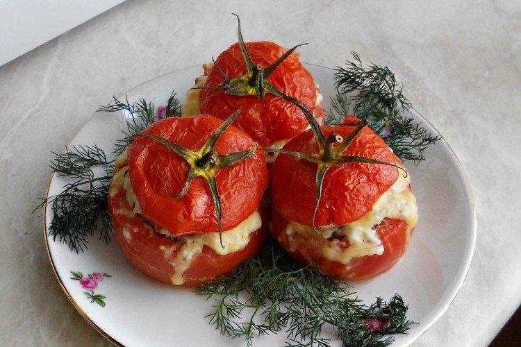 Faszerowane pomidory na grillu