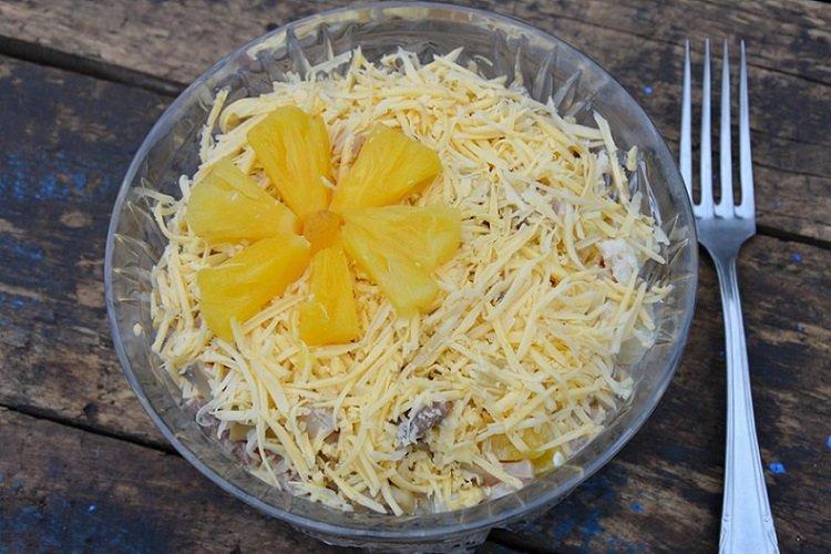 Sałatka z ananasem i frytkami