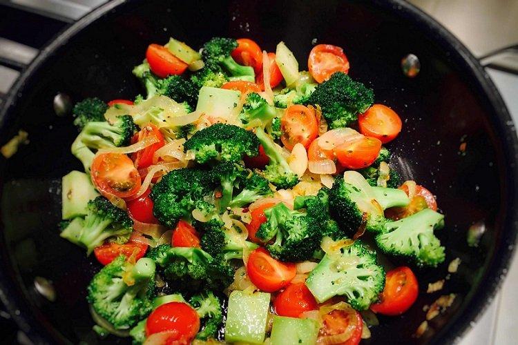 Gulasz warzywny z brokułami i cukinią
