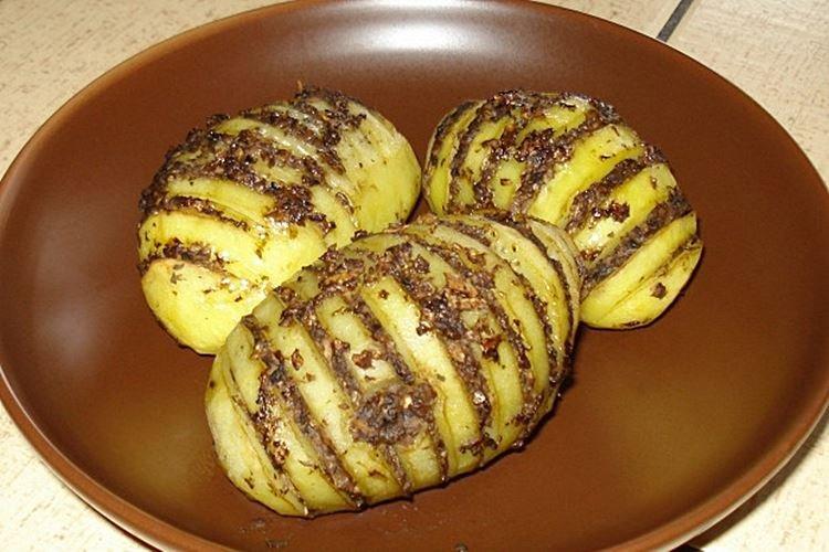 Ziemniaki akordeonowe z grzybami w piekarniku - przepisy kulinarne