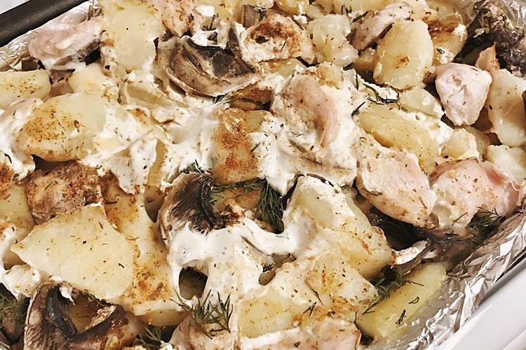 Ziemniaki z suszonymi grzybami i kurczakiem w garnkach w piekarniku - przepisy kulinarne