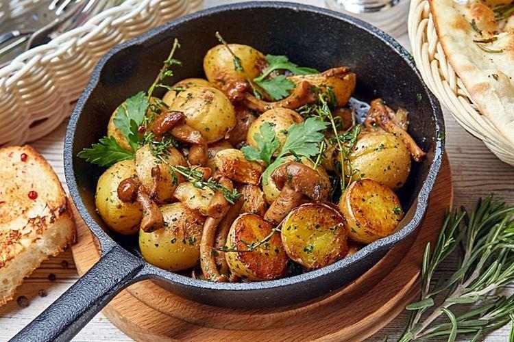 Ziemniaki w piecu z leśnymi grzybami - przepisy kulinarne