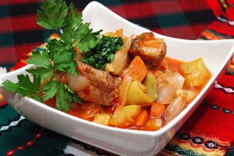 Gulasz warzywny z wieprzowiną - przepisy kulinarne