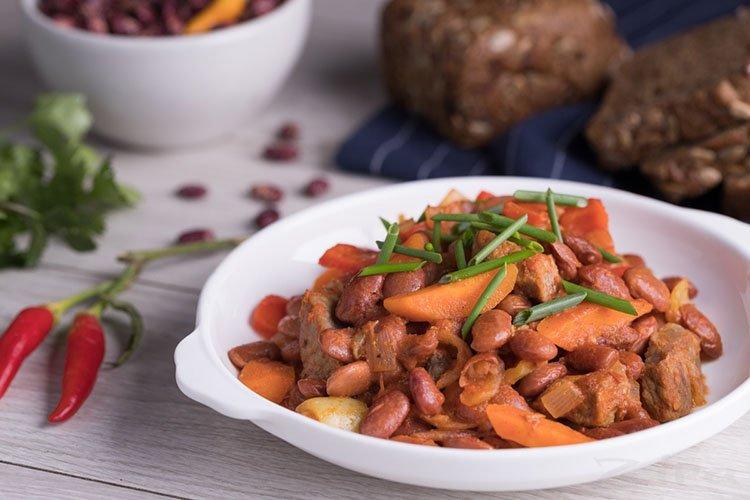 Gulasz z warzyw i wędzonej kiełbasy - przepisy kulinarne
