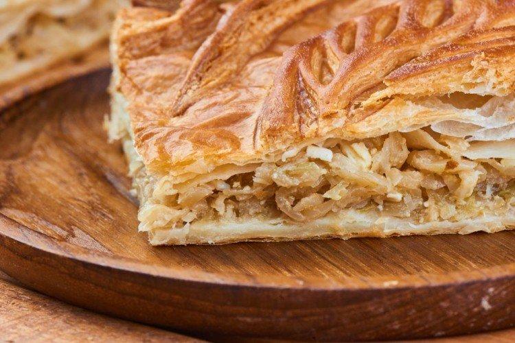 Ciasto francuskie z kapustą w piekarniku - przepisy kulinarne