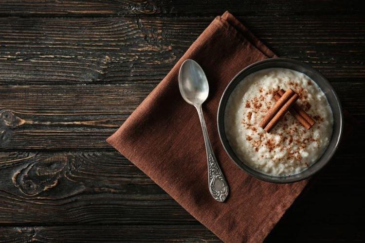 Pikantna owsianka ryżowa w mleku z nutami tajskimi – przepis krok po kroku