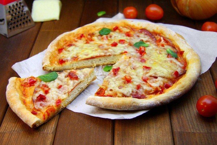 Ciasto do pizzy bez drożdży na śmietanie z majonezem - przepisy kulinarne