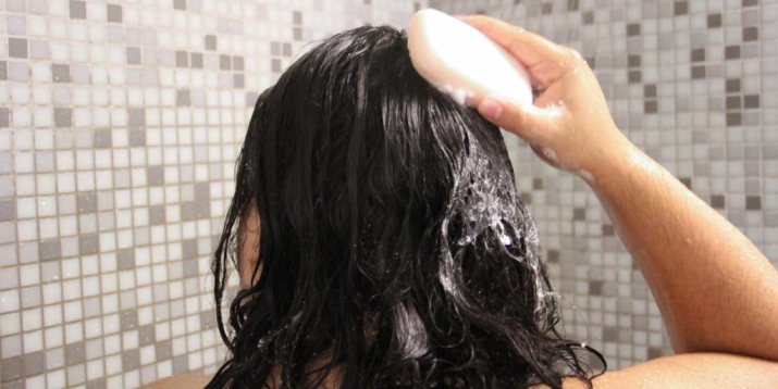 Jak stosować stały szampon do włosów?