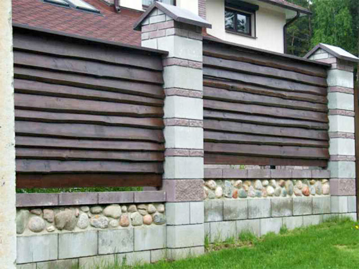 Ogrodzenie drewniane z przęsłami z kamienia